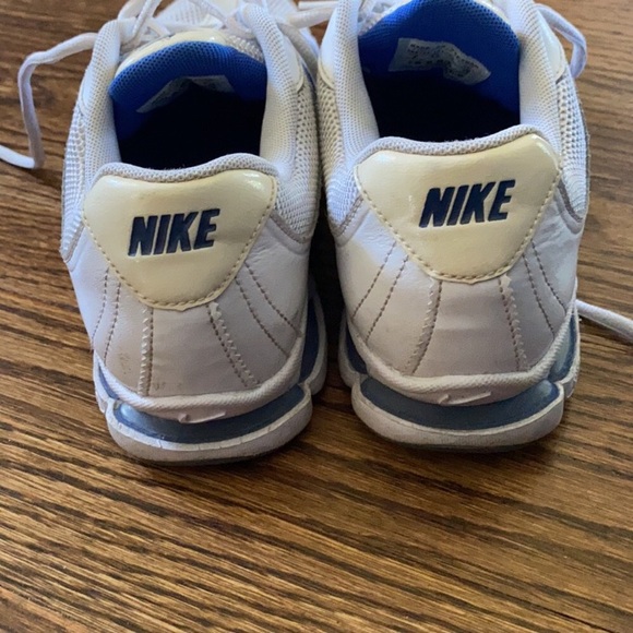 Nike women’s training shoes Size 7.5 white with blue detail - Picture 3 of 3